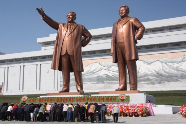 The_statues_of_Kim_Il_Sung_and_Kim_Jong_Il_on_Mansu_Hill_in_Pyongyang_april_2012