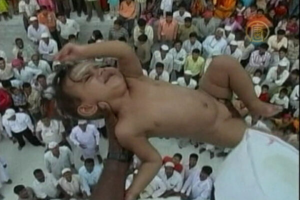 Throwing-Babies-From-Top-Of-50-Feet-Roof-In-India-3