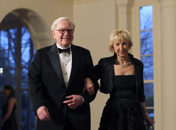 Business magnate Warren Buffett and his wife Astrid Menks arrive for a State Dinner held in honor of Britain's Prime Minister David Cameron and his wife Samantha at the White House in Washington March 14, 2012.  REUTERS/Benjamin Myers (UNITED STATES MEDIA - Tags: POLITICS BUSINESS)