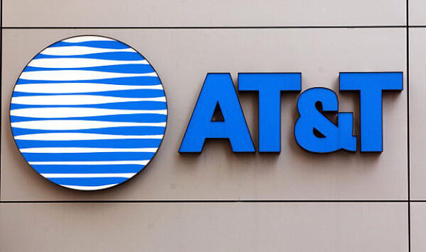 391649 01: An AT&T sign stands atop a building July 9, 2001 in New York City. The cable company Comcast has made a bid to merge with AT&T broadband. The combination of the two corporations would create the largest broadband communications provider in the world, with approximately 22 million subscribers. (Photo by Spencer Platt/Getty Images)