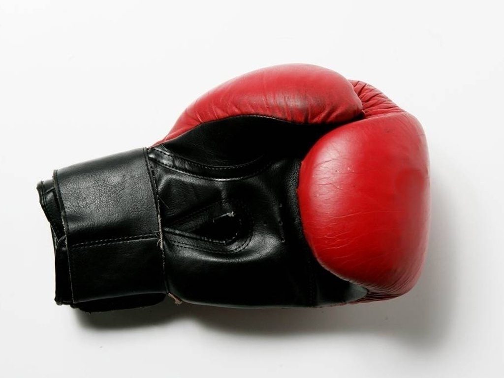 Pai obriga filho que faz bullying a enfrentar um lutador de boxe profissional