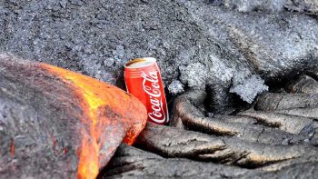 O que acontece se você colocar uma lata de coca na lava vulcânica?