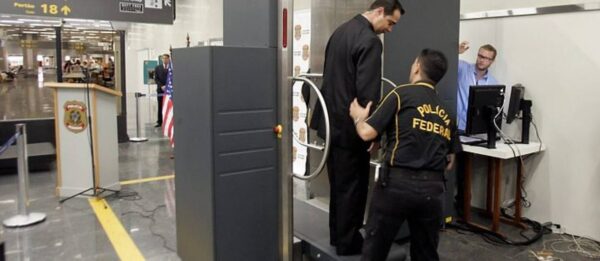POLICIAIS-FEDERAIS-testam-o-scanner-humano-doado-pelos-EUAFoto-de-Fabio-MottaAgencia-Estado
