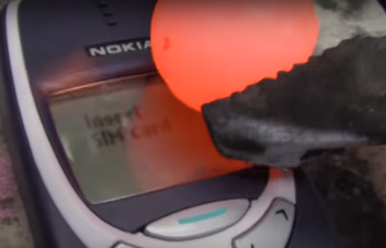 E se colocarmos uma bola de metal incandescente em um Nokia 3310? O resultado é esse!