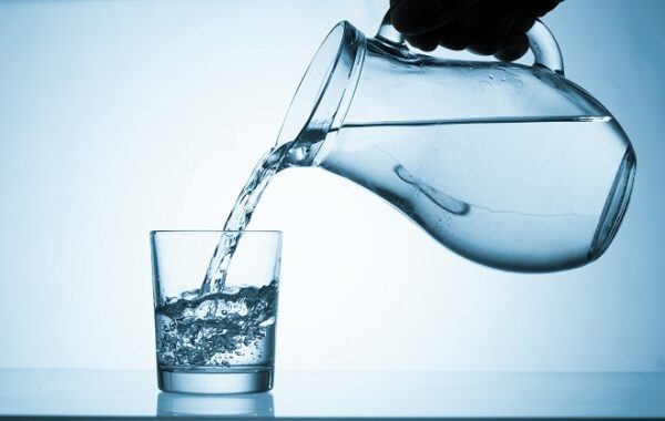 mito-8-copos-água-dia-Shutterstock-Images