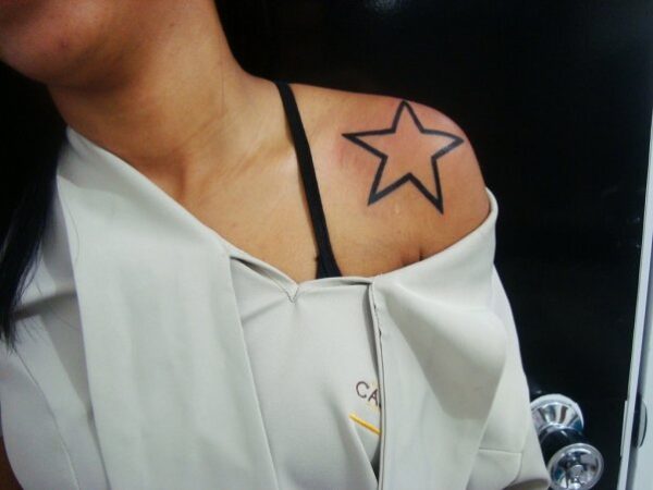 tattoo-estrela-grande-ombro