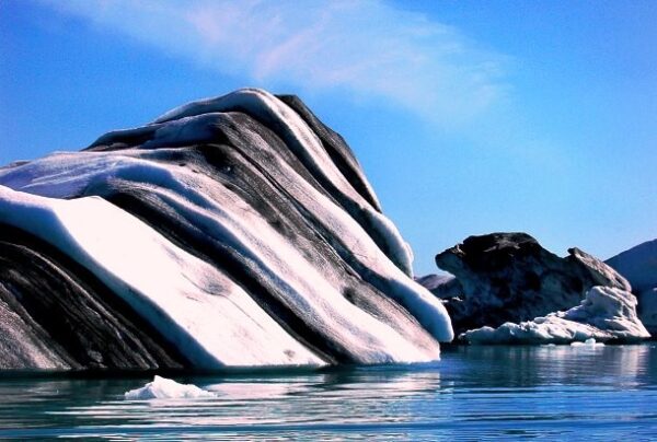 11-Black-striped-iceberg-in-Jökulsárlón-610x411