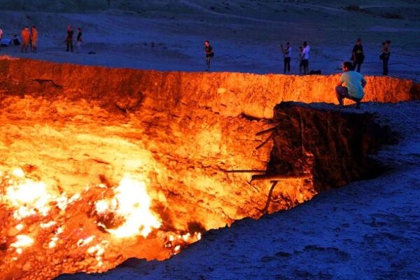 19-Derweze-42-years-later-the-Door-to-Hell-gas-deposit-is-still-burning-610x407