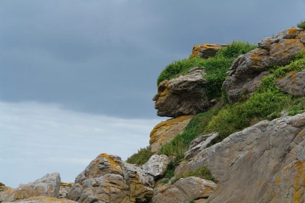 Apache_head_in_rocks,_Ebihens,_France