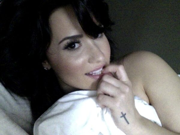 Demi-Lovato-leaked-cell-nudes-05-760x570