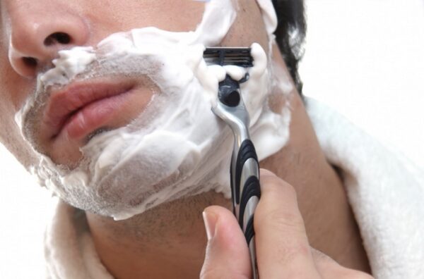 Diferença-entre-espuma-e-gel-de-barbear-HQSC-2