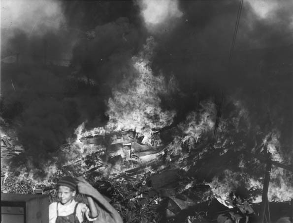 Fogo-em-Shantyville-Kingsbury-Run.-Foto-de-1938-The-Cleveland-Press-Collection-Eliot-Ness-queimou-para-que-não-houvesse-mais-mortes