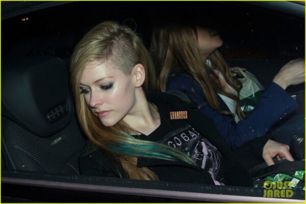 Avril Lavigne shows off her new hairdo