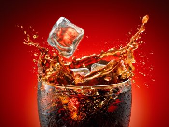 4 experiências bizarras feitas com Coca-cola