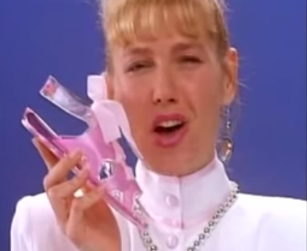 propaganda-de-sandalia-da-xuxa-proibida-no-brasil-tem-mensagem-subliminar-veja