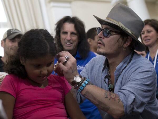 Johnny-Depp-vem-ao-Brasil-e-doa-211-aparelhos-auditivos