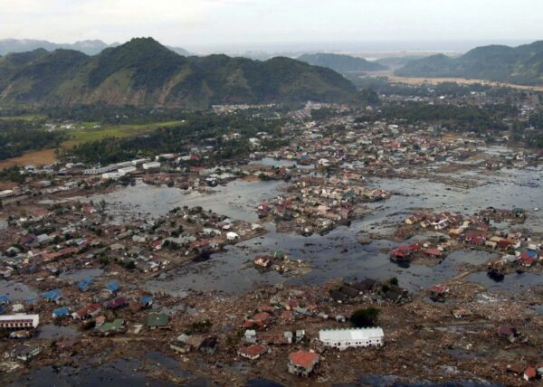 US_Navy_050102-N-9593M-040_A_village_near_the_coast_of_Sumatra_lays_in_ruin_after_the_Tsunami_that_struck_South_East_Asia