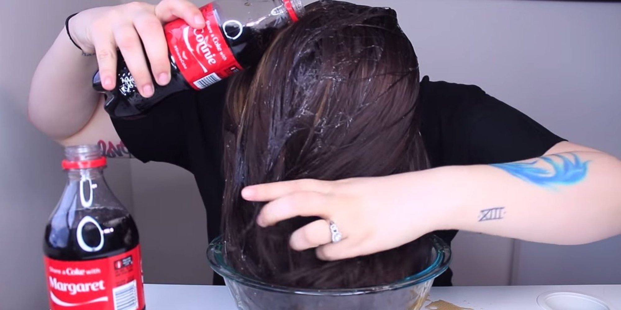 O que acontece se a gente lavar o cabelo com Coca-Cola? Essa moça fez o  teste – Fatos Desconhecidos