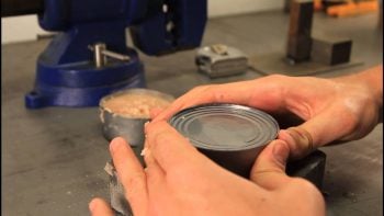 Aprenda a abrir rapidamente uma lata sem um abridor de latas
