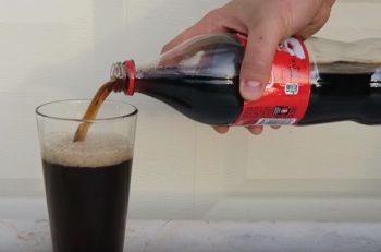 O que acontece se misturarmos Coca Cola e alvejante de limpeza?