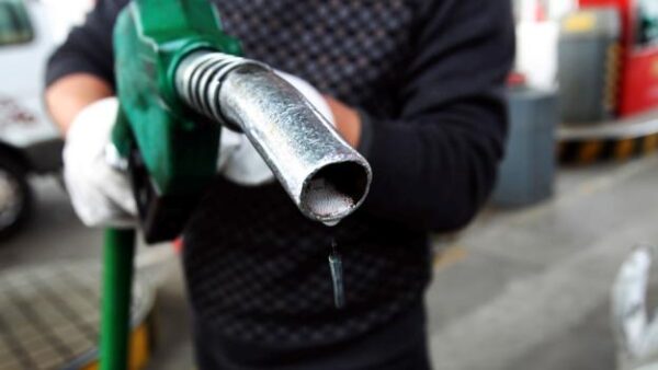 A Chinese worker holds an oil nozzle at a gas station in Nantong city, east China's Jiangsu province, 12 January 2015. China's crude oil imports rose above 7 million barrels per day for the first time in December, reaching record levels as plunging international prices allowed the world's largest importer to fill strategic and commercial reserves. International crude prices are near six-year lows, revisiting levels last seen in the wake of the global financial crisis. While price controls over transport fuels limit the boost to the Chinese economy, the drop has presented an unusual opportunity for China to increase reserves of crude oil at relatively little cost. China imported 7.15 million bpd in December, bringing its full-year crude imports to a record 308 million tonnes up nearly 10 per cent on the year. Some of that additional demand reflects economic growth and new refineries coming on line but most is probably going into tank farms, according to market watchers.