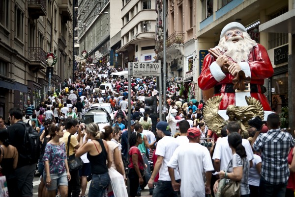 O movimento na Rua 25 de Março, maior centro de comércio popular de São Paulo