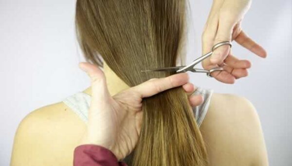 Mulher-cortando-cabelo