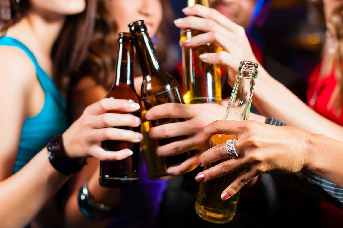 Jogos para beber com amigos: 15 brincadeiras com bebida internacionais