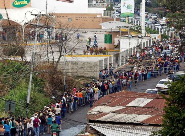Enormes-filas-em-Caracas-para-comprar-produtos-básicos