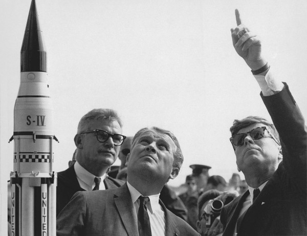 Seamans,_von_Braun_and_President_Kennedy_at_Cape_Canaveral_-_GPN-2000-001843