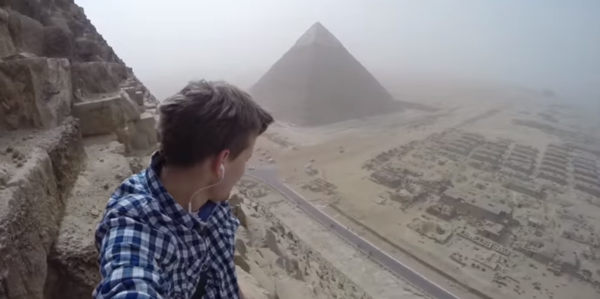 Piramide de Gize ao fundo