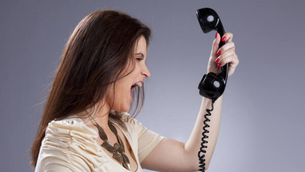 size_810_16_9_mulher-gritando-com-o-telefone