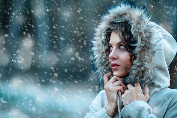 snow-cold-women-hat-look-away-bokeh-2048x1365