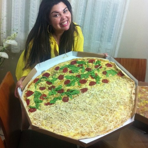 gordinha delicia comendo pizza