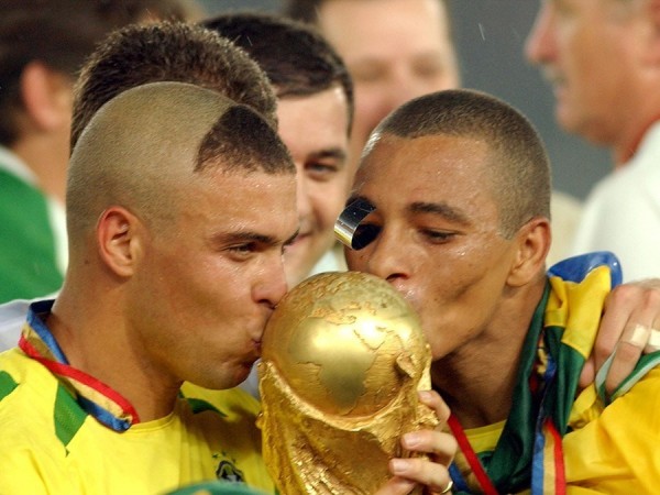 Brazil's Ronaldo (l) and Gilberto Silva (r) kiss the World Cup