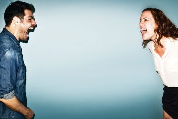 8 piores situações que as mulheres passam quando começam a namorar
