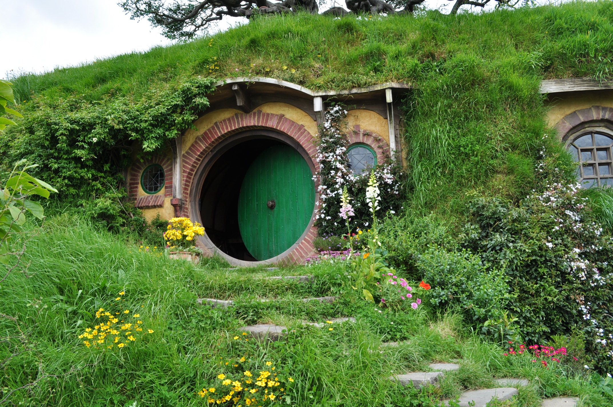 Aprenda a fazer uma casa de Hobbit no seu jardim