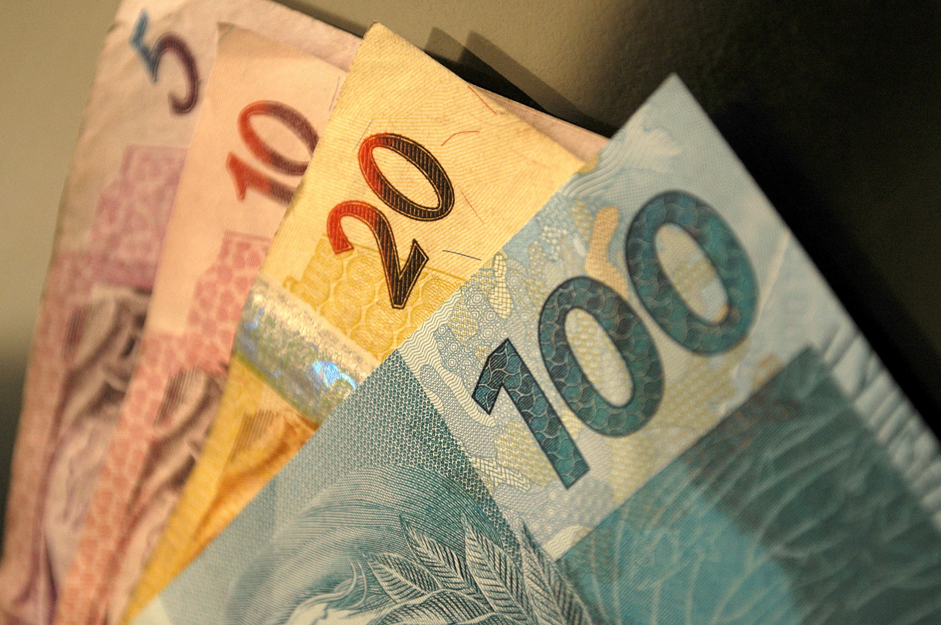 Qual é o salário mínimo ideal para o brasileiro?
