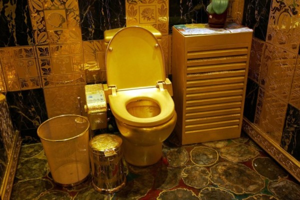 GTY_gold_toilet_hong_kong_sk_140217_3x2_1600