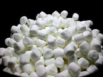 O que acontece quando um marshmallow é colocado em vácuo?