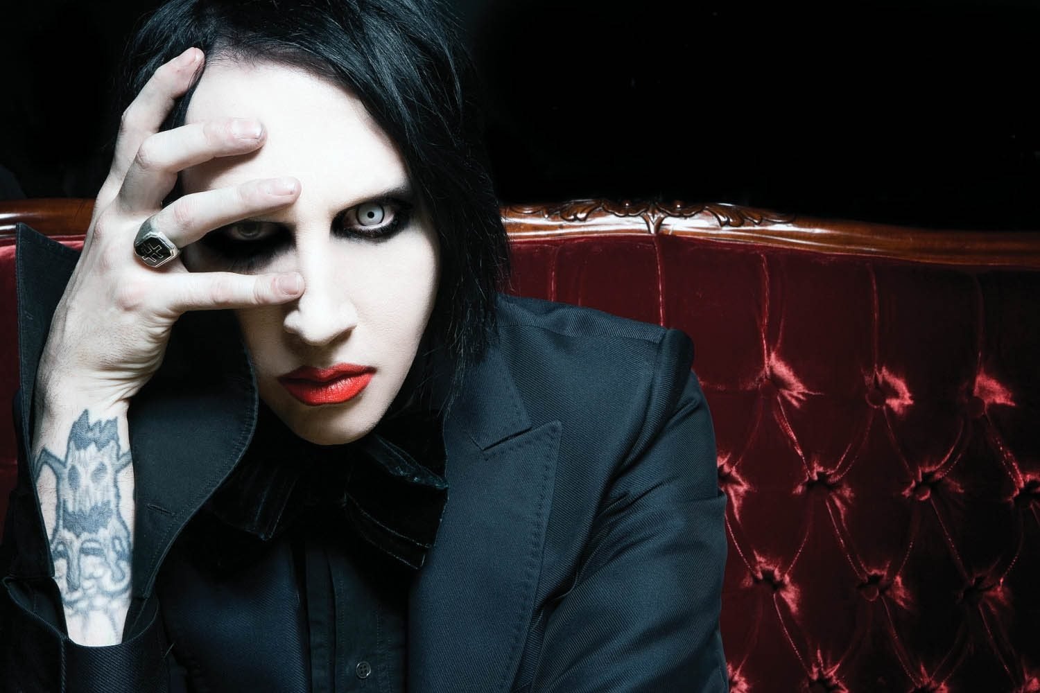 7 famosos que são ligados a adoração a Satanás