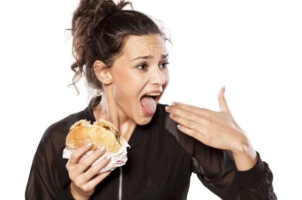 imagem-de-garota-comendo-sanduiche-quente-e-abanando-a-lingua