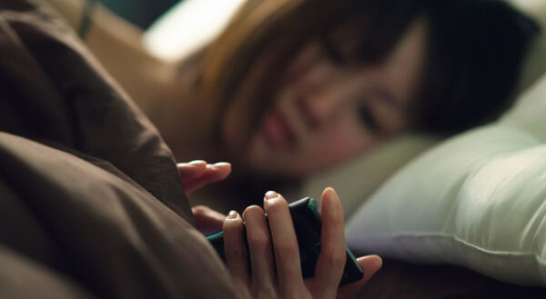 sleep-with-phone-in-bed-620x340