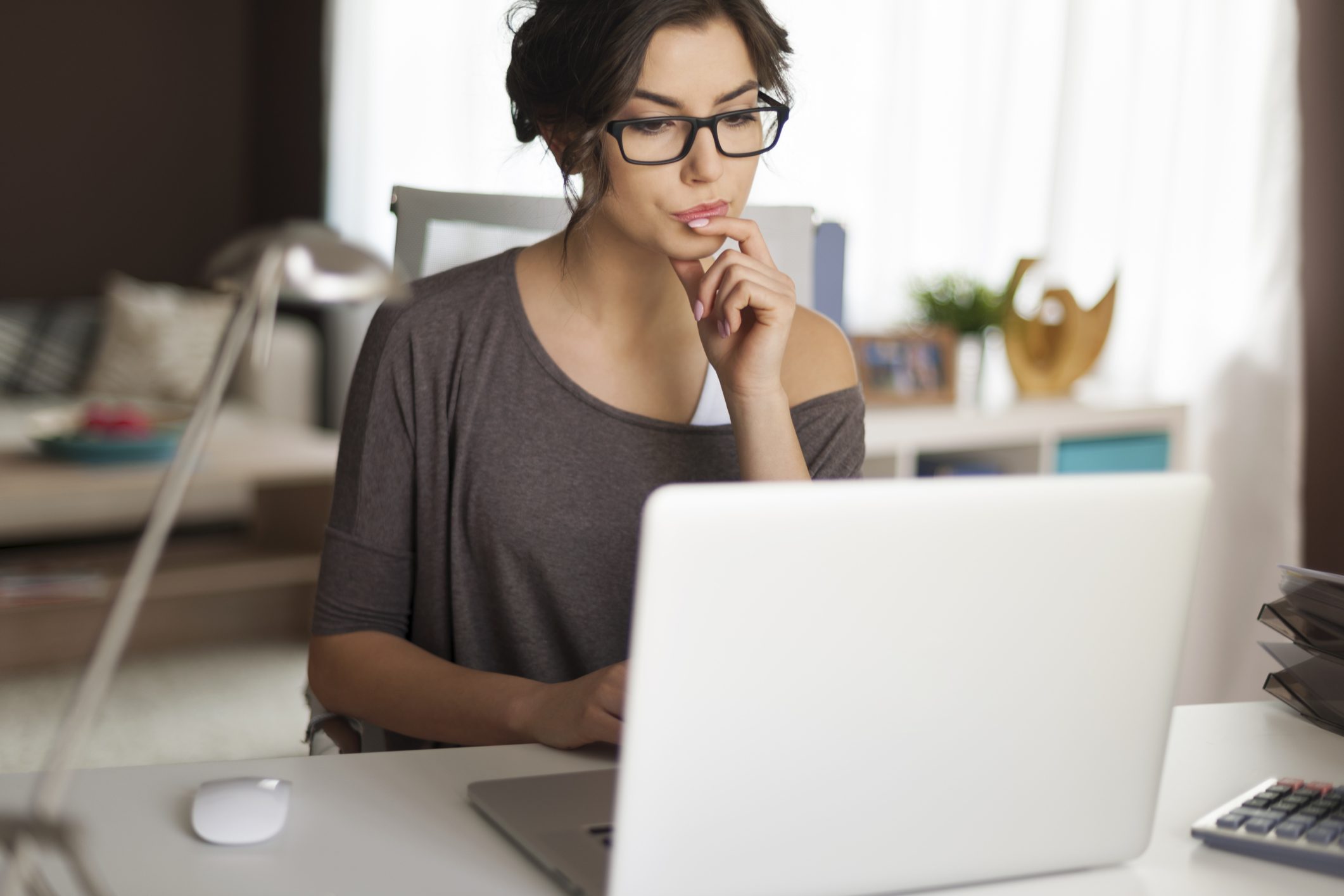 9 pesquisas no Google que as mulheres fazem escondidas