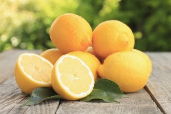 O que acontece se você colocar limão debaixo do braço?