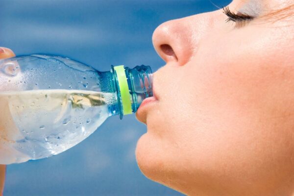 Especialista alerta que água não é suficiente para se manter hidratado no verão