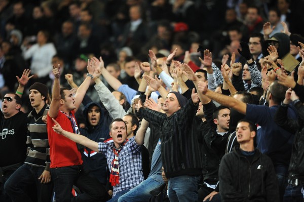 Paris' supporters attend the French L1 match Toulouse vs Paris on October 16, 2010 in Toulouse.    AFP PHOTO / REMY GABALDA