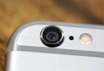 Para quê serve o furinho do lado da câmera do celular?
