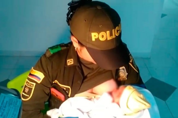 noticias-caracol-policia-amamantando-bebe