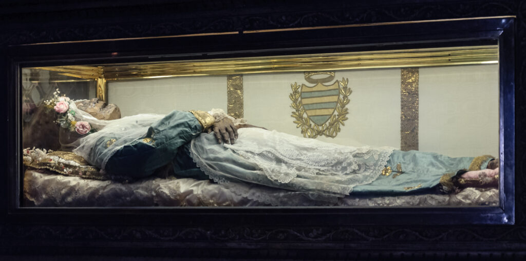Le corps momifié de Sainte Zita exposé dans son reliquaire, basilique San Frediano, Lucques, Toscane, Italie